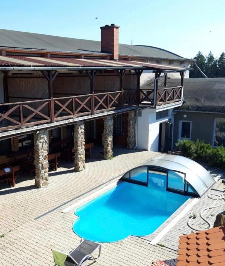 Q Ranch Hotel Bezdekov  Buitenkant foto